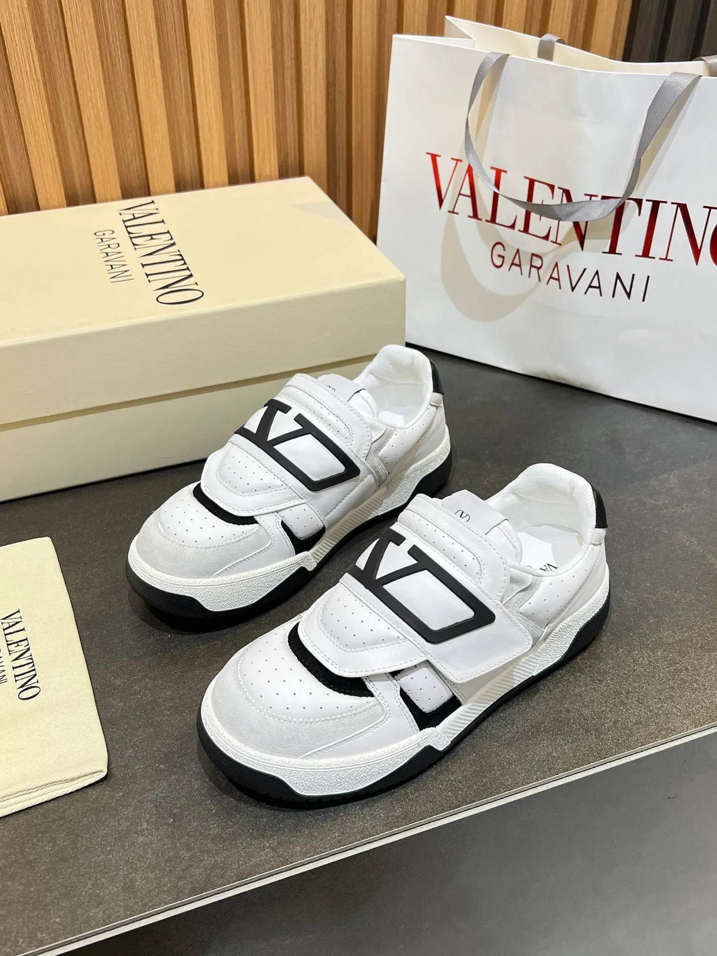 Men's men's shoes 💰760 VLTN Valentin 𝑶𝒏𝒆𝑺𝒕𝒖𝒅 Couple's sneaker series Valentino 2025 new couple's sneakers are on sale. The original ZP purchased and disassembled. Repeated pattern making and modification. The strength must be restored one to one! Top luxury masterpiece Velcro design Soft and comfortable imported calfskin 🧧brings excellent and elegant texture and excellent on-foot comfort Top purchasing version upper: imported calfskin surface/original oil edge craftsmanship Inner: water-dyed cowhide lining Outsole: original development 𝐓𝐏𝐔 two-color combination outsole Packaging: original configuration complete package Code number: 35-46 (45 46 customized)